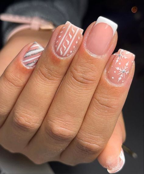 Biab Nail Christmas, Square Acrylic Nails Short Christmas, Short Biab Christmas Nails, Short Nails Cristhmas, Small Square Christmas Nails, Short Nails Acrylic Christmas Design, Christmas Nails Biab Short, Nail Ideas For Christmas And New Years, Biab Nails Inspiration Christmas