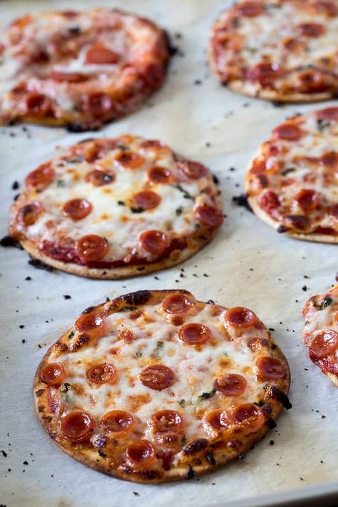 Small Pizzas For Party, Essen, Easy Mini Pizzas, Mini Pizzas With Tortillas, Small Pizza Recipes, Easy Mini Pizza Recipe, Pizza Mini, Mini Pizza Recipes, Individual Pizzas