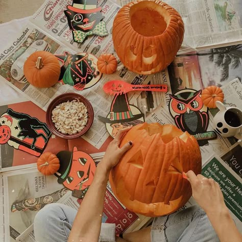 S A R A I S A B E L on Instagram: “Spent the afternoon carving pumpkins with my pumpkin 🎃 hope you’re all having a fall filled Sunday! 🍂🍁” Casa Halloween, Halloween Decor Diy, Carving Pumpkins, Fall Mood Board, Diy Halloween Decor, Fall Things, Fall Bucket List, Fall Mood, Spooky Szn