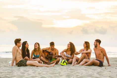 Beach Poses With Group Of Friends, Group Photos At Beach, Group Beach Pictures Friends Ideas, Vacation Group Photos, Group Beach Poses, Beach Photoshoot Friends Group Photos, Beach Group Photos, Beach Group Photo, Beach Group Photo Ideas