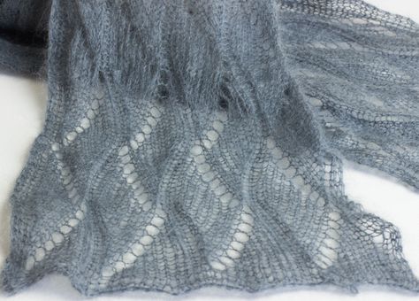 Schal mit Anleitung aus Mohair und Seide | thecookingknitter Crochet Wrap Pattern, Mohair Scarf, Mohair Knit, Lace Knitting Patterns, Shawl Knitting Patterns, Lace Shawl, Shawl Crochet Pattern, Patterned Scarves, Beautiful Knitting