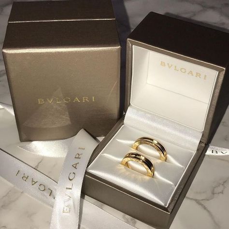 Bulgari Engagement Rings, Blood Diamonds, Tarot Card Readings, Bvlgari Ring, Couple Ring Design, Pinky Rings, Bvlgari Jewelry, Expensive Jewelry Luxury, Diamonds Jewelry