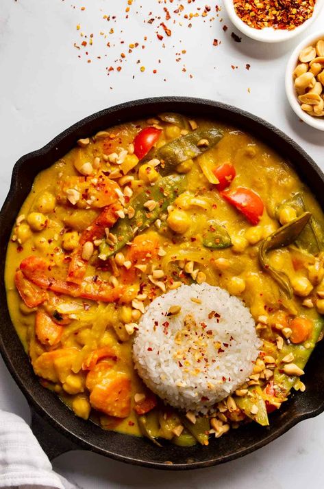 Coconut Mango Curry with Chickpeas & Vegetables Mango Chickpea Curry, Mango Curry Tofu, Coconut Mango Curry, Vegan Indian Crockpot Recipes, Veg Curry Recipes Vegetarian, Vegan Mango Curry, Mango Indian Recipes, Veggie Coconut Curry, Coconut Milk Dinner Recipes