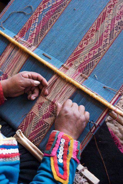 Textile Weaving Art, Peru Textiles, Peruvian Textiles Pattern, Textile Photography, Peru Art, Mayan Textiles, Textile Weaving, Crafts Photography, Textile Craft