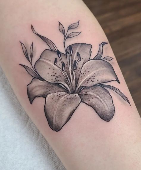 In a black and grey style, @kristylynneart designed and tattooed this lily. She used negative space and very little amounts of white ink for the highlights in the petals and leaves, which contrast the grey stipple shading. Black And White Lily Tattoo, Tattoos With White Ink Highlights, Stipple Shading Tattoo, Cool Art Sketches, Amaryllis Tattoo, Lilies Tattoo, Lilly Tattoo Design, Stargazer Lily Tattoo, Tiger Lily Tattoos