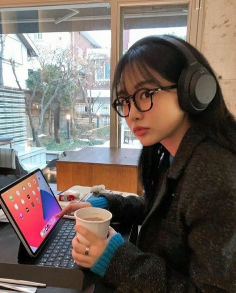 Sony WH-1000XM4 Wireless Premium Noise Canceling Overhead Headphones Overhead Headphones, Headphone Outfit, Wh 1000xm4, Mode Ulzzang, Wearing Headphones, Cute Headphones, Girl With Headphones, Sony Headphones, Pose Reference Photo