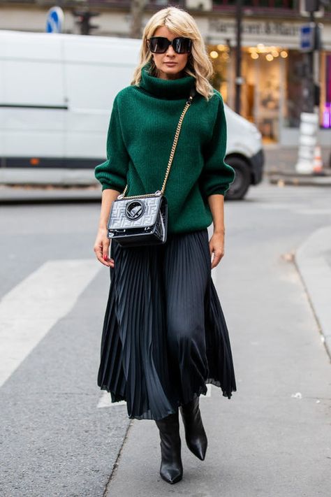 19 Easy Black Skirt Outfit Ideas for When You Have Five Minutes to Get Dressed #purewow #outfit ideas #fashion #shoppable #style #street style #shopping Midi Rok Outfit, Black Skirt Outfit Ideas, Black Pleated Skirt Outfit, Black Midi Skirt Outfit, Long Black Skirt Outfit, Pleated Midi Skirt Outfit, Midi Skirt Outfit Winter, Pleated Skirt Outfits, Black Skirt Outfit