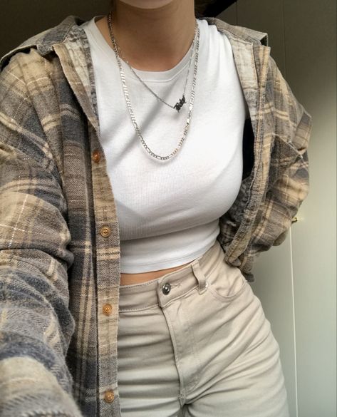 Cute beige outfit  inspiration with wide leg beige Creme jeans and a white crop top paired with a brown beige flannel and silver jewellery Couture, Outfits With Creme Pants, Style With Beige Pants, Cosy Fashion Aesthetic, Tops For Beige Pants, White Top Aesthetic Outfit, Off White Pants Outfit Aesthetic, White Pants Outfit Midsize, Tops On Beige Pants