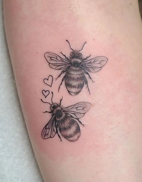 Two little bee's with hearts, done in black and grey by @kristylynneart. She has clean lines and shading, making a simple piece look more complex. Bee Tattoos With Flowers, 2 Bees Tattoo, Bees And Butterflies Tattoo, Bee Heart Tattoo, Two Bees Tattoo, Small Black And Grey Tattoos, Tattoo Pairs, Fine Line Bee Tattoo, Bee Pics