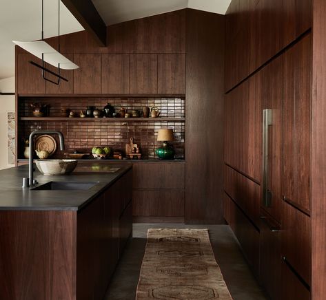 7 Kitchen Trends That Have Real Staying Power (Because They're That Good) - Emily Henderson Dark Wood Kitchen, Monochromatic Room, Devol Kitchens, Walnut Cabinets, Casas The Sims 4, All White Kitchen, Emily Henderson, Design Del Prodotto, Kitchen Trends