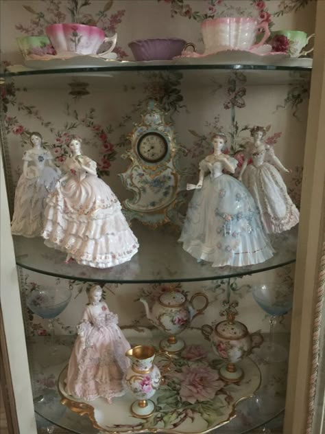 Aesthetic Tea Set, Grandmacore House, Coquette House, Shabby Chic Aesthetic, Era Victoria, Decoration Shabby, Living In London, Porcelain Tea Set, Chique Outfits