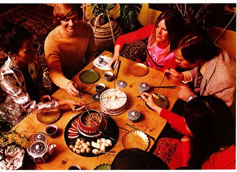 Fondue was a big damn deal in the 1970s!! Cheese Fondue Party, Party Moodboard, 70s Dinner Party, Fondue Dippers, Easy Fondue, Raclette Recipes, 70s Food, Fondue Night, Fondue Party