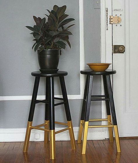 Dipped Furniture, Cheap Bar Stools, Diy Bar Stools, Gold Bar Stools, Painted Stools, Kursi Bar, Diy Bar, Gold Diy, Redo Furniture