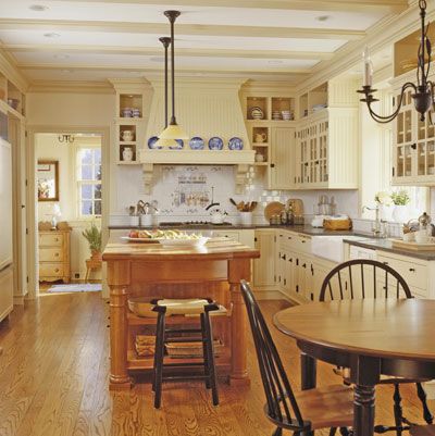 isla cocina Yellow Kitchen Island, Creamy Cabinets, Danish Plates, French Country Kitchen Island, Modern Victorian Kitchen, Plate Rail, Country Kitchen Island, Estilo Cottage, Vintage Kitchen Cabinets