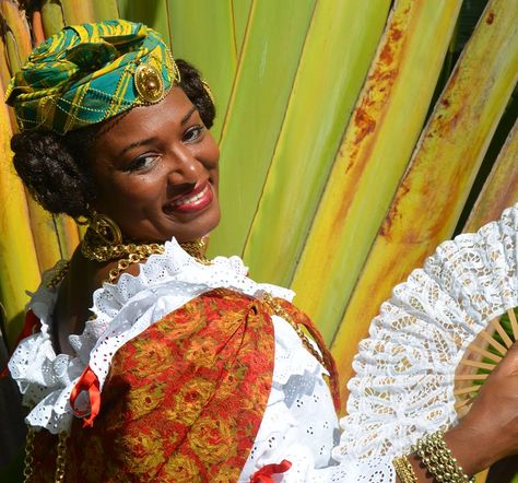 La Matador. "Elle porte une tenue qui est à son image, aguicheuse, piquante, provocante". avec Isabelle Saint-just. Traditional Hairstyles, Caribbean Fashion, Flat Hat, Wire Crochet Jewelry, Traditional Hairstyle, Caribbean Culture, Traditional Clothes, People Of The World, World Cultures