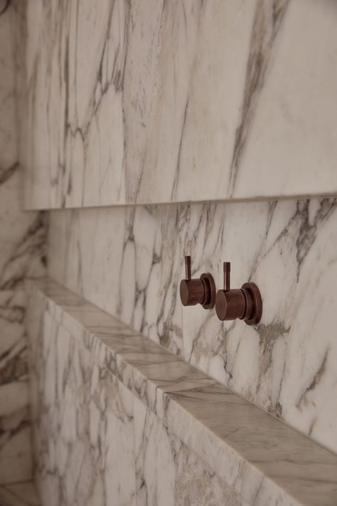 Arabescato Vagli shower details. This project is part of our Designer Collaboration Series.  ⁣Architecture and interior design by @b.e_architecture⁣⁣⁣ Build by @bellvardeconstructions⁣⁣⁣Image by @gemmola⁣⁣⁣ Stonework by Granite and Marble Australia & Santo Styling⁣⁣⁣⁣⁣⁣ #cdkstone #arabescatovagli⁣#arabescatovaglimarble#naturalstone #naturalbeauty #naturesmasterpiece Arabescato Marble Bathroom, Arabescato Marble Kitchen, Arabescato Vagli, Arabescato Corchia, Bathrooms Design, 1960s House, Arabescato Marble, Marble Detail, Granite And Marble