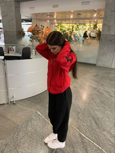 Nike Tech Girl Outfit, Red Zip Up Outfit, Nike Tech Girl, Nike Style Outfit, Nike Tech Fit, Red Hoodie Outfit, Red Nike Tech, Black Sweatpants Outfit, Nike Hoodie Outfit