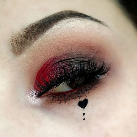 Queen Of Hearts Aesthetic Makeup, Red Queen From Alice In Wonderland, Queen Of Hearts Make Up Halloween, Harley Quinn Jester Makeup, Queen If Hearts Makeup, Queen Of Hearts Dress Inspiration, Queen Of Hearts Eye Makeup, Cute Queen Of Hearts Makeup, Casino Theme Makeup