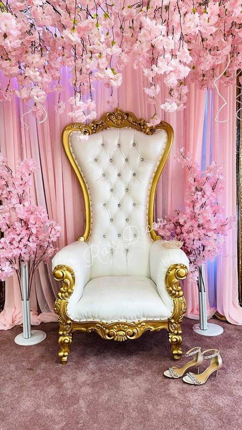 Quince Chair Decor, 15 Decorations Ideas Rose Gold, Quinceanera Throne Chair Ideas, Quince Chair Decorations, Sweet 15 Decorations Ideas, Quinceanera Chairs Ideas, Quinceañera Chair, Quiencera Themes Pink, Quinceanera Throne