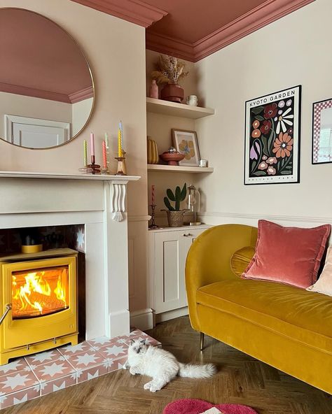 Boho love! This cosy living room (complete with warm cat) has a wonderful use of color with its subtle yellow and boho touches. A really cosy nook that is the perfect room for reading. Are you a fan? Comment below and let us know. Follow us @daretodreamprints to be a part of our community and be decor-inspired every day 🌟 Let’s create spaces that resonate with love 💕 #homeinspiration #homestyles #decorlovers #homemakover #instadecor #interiordecor #housesofinstagram #decorcrushing #homedec... Hallway Panelling, Yellow Kitchen Cabinets, Cosy Nook, Happy Kitten, Pastel Home Decor, Cosy Living Room, Cosy Living, Colourful Living Room, Dare To Dream