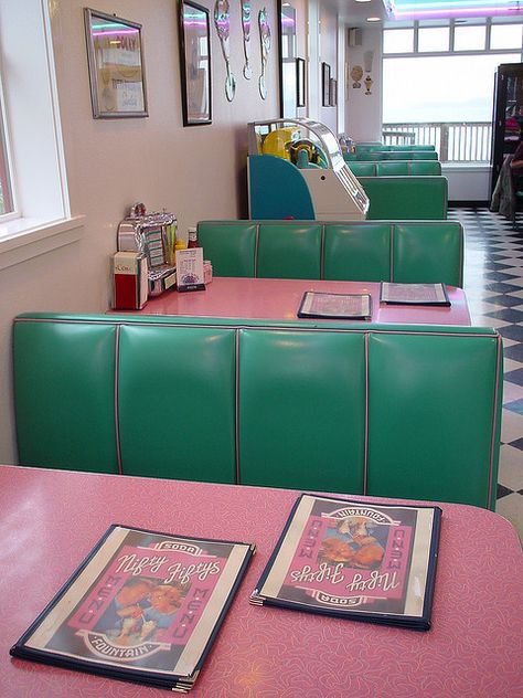 i wish we still had this style today, reminds me of footloose and grease Diner Aesthetic, 50's Diner, 50s Diner, Vintage Diner, Retro Diner, Coffee Shops Interior, American Diner, Soda Fountain, Coffee Shop Decor