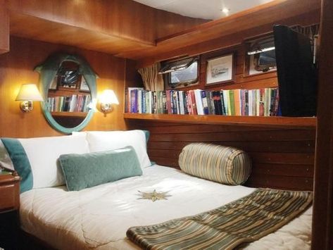 Sailboat Bathroom, Wood Boat Interior, Boat Bedroom, Sailing Yacht Interior, Boat House Interior, Boat Interior Design, Houseboat Living, Sailboat Interior, Boat Interiors