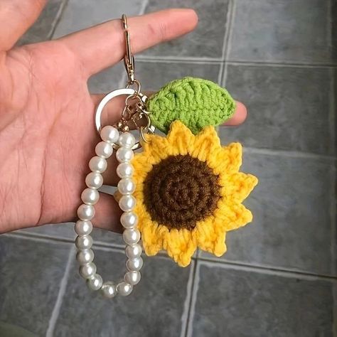 Hermosos llaveros 📍😻 tejidos #crochet #cuy_crochet Small Crochet Gifts, Art Au Crochet, Crochet Diy Tutorial, Crochet Keychains, Crochet Hair Clips, Keychain Pattern, Confection Au Crochet, Beginner Crochet Tutorial, Crochet Keychain Pattern