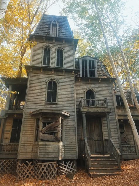 Haunted Trails in New England Haunted New England, New England Gothic, Haunted Farmhouse, Haunted Trail, Brindleton Bay, Creepy Old Houses, Derelict Buildings, Creepy Houses, Southern House