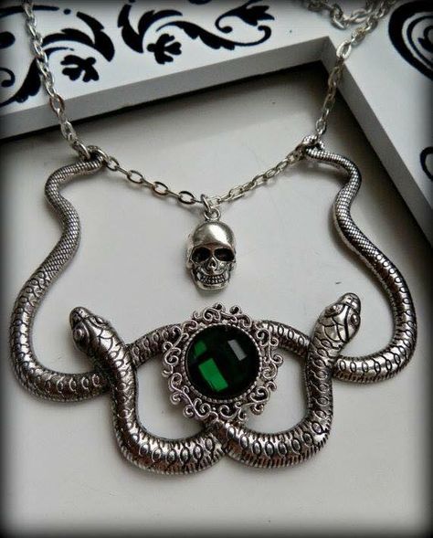 Slytherin Necklace, Slytherin Jewelry, Slytherin Outfit, Slytherin Fashion, Stile Harry Potter, Slytherin Pride, Harry Potter Jewelry, Slytherin House, Slytherin Aesthetic