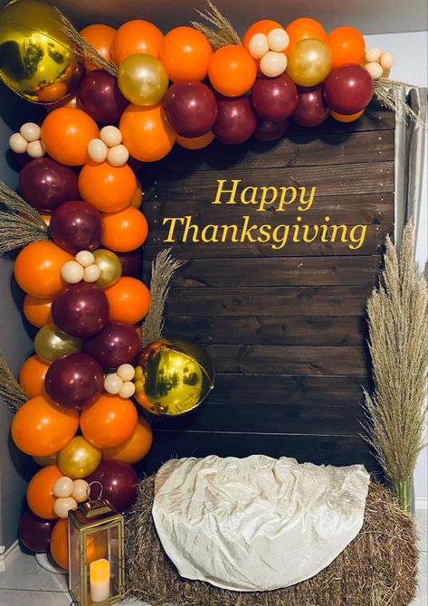 Thanksgiving Backdrop Photo Booths, Thanksgiving Decorations For Party, Thanks Giving Balloon Decor, Friendsgiving Decorations Backdrop, Thanksgiving Balloon Garland Ideas, Thanksgiving Party Decorations Ideas, Thanksgiving Backdrop Ideas Diy, Thanksgiving Decorations Balloons, Thanksgiving Balloon Arch