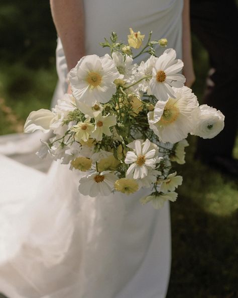 White Yellow Wedding Flowers, Yellow And Cream Wedding, White And Yellow Bouquet Wedding, Natural Wedding Aesthetic, Bride Bouquet Simple, Simple Flowers For Wedding, White And Yellow Wedding Flowers, Simple Wedding Bouquets Bride, White Bridesmaid Flowers