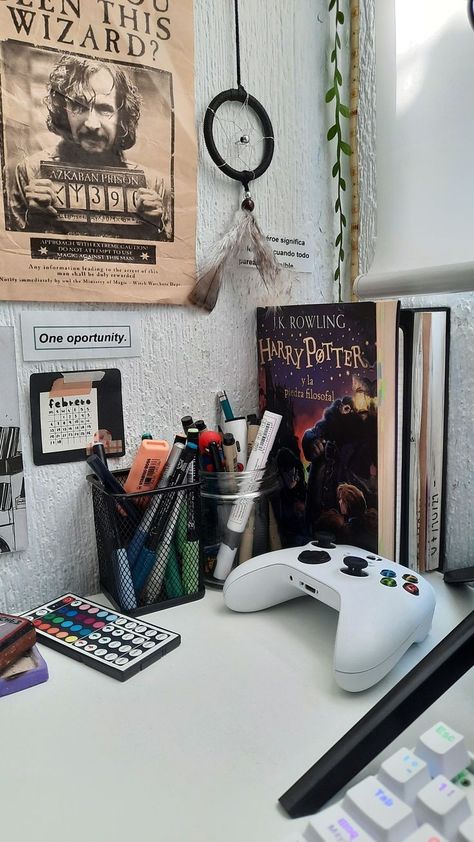 Harry Potter Desk Decor, Harry Potter Desk, Harry Potter Bedroom Decor, Harry Potter Room Decor, Harry Potter Bedroom, Room Organisation, Images Harry Potter, Harry Potter Decor, Mens Bedroom