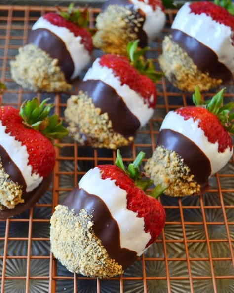 Unique Chocolate Covered Strawberries, Decorated Strawberries, Dipped Strawberries Recipe, Dipped Fruit, Smores Dip, Dipped Treats, Smores Dessert, Strawberry Ideas, Strawberry Recipe