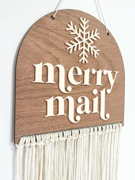 Keep track of all your holiday cards with charming Merry Mail card holders. Discover creative display ideas perfect for showcasing greetings in your living room this season! Merry Mail Card Holder, Christmas Card Holder Display, Holiday Card Display, Merry Mail, Fun Holiday Crafts, Christmas Art For Kids, Christmas Card Display, Family Holiday Cards, Christmas Art Projects