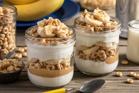 Peanut Butter Yogurt Parfait, Dried Banana Chips, Breakfast Yogurt, Yogurt Bowls, Peanut Butter Yogurt, Creamy Yogurt, Lunch Prep, Banana Peanut Butter, Vegan Breakfasts