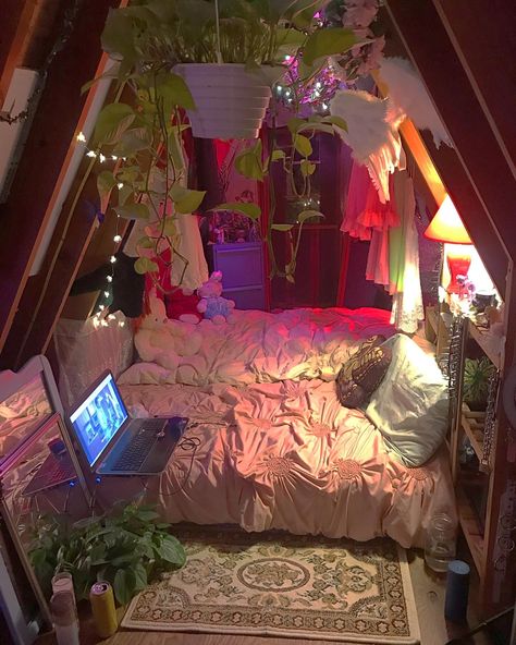 Rooms In Attic Ideas, Mythical Bedroom Aesthetic, Cute Tapestry Bedroom, Indie Office Decor, House Decor Inspo Aesthetic, Vintage Attic Room, Bedroom Inspo Indie, Cute Big Rooms, Small Room Ideas Maximalist