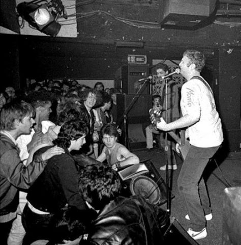 (^o^) Hüsker Dü, Larry's Hideaway, Toronto, 02 May 1985 (photo: Myke Dyer) Husker Du, Toronto, Concert, Fictional Characters