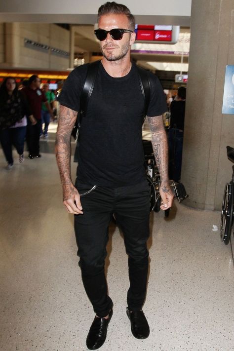 David Beckham Works All Black E'erything At LAX Airport, 2015 Lax Outfits, David Beckham Outfit, David Beckham Style Outfits, David Beckham Style, Outfit For Travel, Outfits Hombre, Moda Chic, David Beckham, Bodybuilder