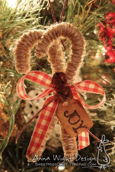 christmas-decor-ideas-rustic-country-29-1-kindesign Candy Cane Ornament, Homemade Christmas Decorations, Design Seeds, Christmas Ornaments Homemade, Christmas Decorations Rustic, Primitive Christmas, Candy Canes, Frame Display, Country Christmas