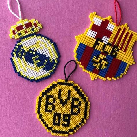 Football Lovers Perler Gift Idea #keychainidea ★ Perler beads diy ideas and designs that are easier than easy to replicate and improve your craft. ★ perlerbeadsart #diyperlerbeads #perlerbeadsart #perlerbeads Football Perler Beads, Perler Beads Football, Football Diy Crafts, Hama Beads Football, Perler Football, Perler Beads Ideas, Football Diy, Hamma Beads Ideas, Beaded Bookmarks