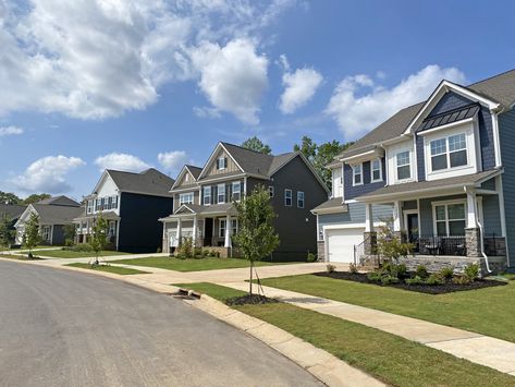 Lennar Charlotte Modern House Neighborhood, Cozy Suburban House Exterior, Canadian House Design, Rich Neighborhood Houses, American Neighborhood Houses, Usa Neighborhood Houses, Aesthetic Neighborhood Houses, Cute Neighborhood Houses, Canadian House Exterior