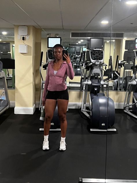 Workout Girl Aesthetic Black Women, Girl At Gym Aesthetic Black, Black Girls Gym Aesthetic, Gym Girl Black Aesthetic, Black Workout Aesthetic, Gym Black Girlies Aesthetic, Black Gym Girl Aesthetic, Black Gym Girl, Gym Black Women