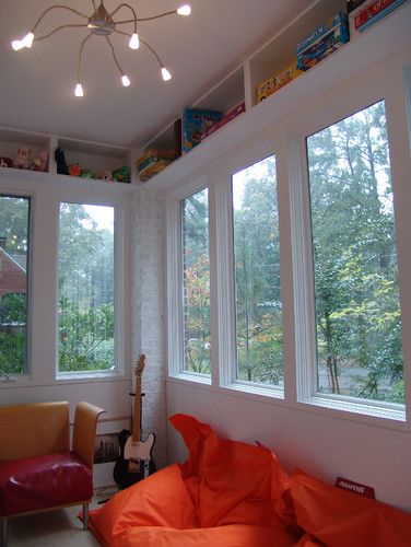 Para techos altos, repisas sobre las ventanas Shelf Above Window, Ceiling Shelves, Interior Brick, Bookshelf Plans, Window Shelves, Shelving Design, Playroom Storage, Kids' Playroom, Playroom Design