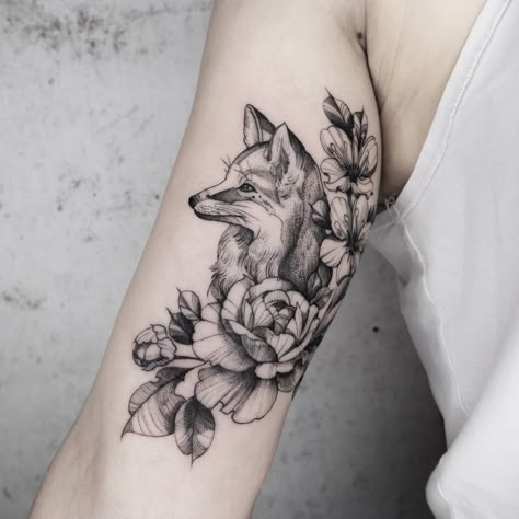 Mutterschaft Tattoos, Tattoo Black And Grey, Fox Tattoo Design, Tattoos For Women Half Sleeve, Theme Tattoo, Geniale Tattoos, Fox Tattoo, Botanical Tattoo, Flowers Tattoo