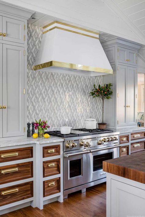 Beige Kitchen Cabinets, Traditional Kitchen Cabinets, Kitchen Cabinet Color Ideas, Build Design, Kitchen Range Hood, Beige Kitchen, Kitchen Hoods, Gold Kitchen, Kitchen Cabinet Colors