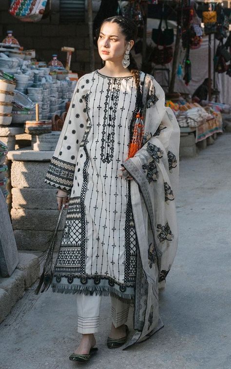 Dress Traditional, Pakistani Fashion Casual, Pakistani Dresses Casual, Pakistani Fashion Party Wear, Beautiful Pakistani Dresses, Salwar Kamiz, Lawn Dress, Sleeves Designs For Dresses, Simple Pakistani Dresses