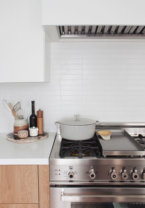 / simple items White Kitchen Backsplash, Subway Tile Kitchen, Kitchen Backsplash Designs, All White Kitchen, Cozy Kitchen, Kitchen Tile, Kitchen Tiles Backsplash, Trendy Kitchen, Kitchen Tiles