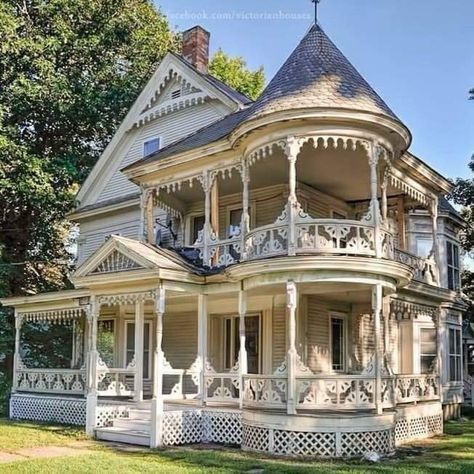 Old Victorian Homes, Victorian Style Homes, Dream Life House, Victorian Mansions, Painted Ladies, Victorian Houses, Beautiful Houses, Victorian Architecture, Victorian House