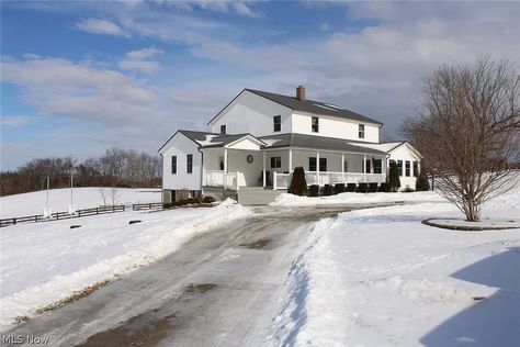 Inside an Amish Home With Some Surprising Touches (26 Photos) Amish Living Room Furniture, Amish Style Home, Amish House Plans, Amish Built Homes, Amish Homes Interior, Amish Farmhouse, Farmhouse Blueprints, Marriage Night, Amish Home