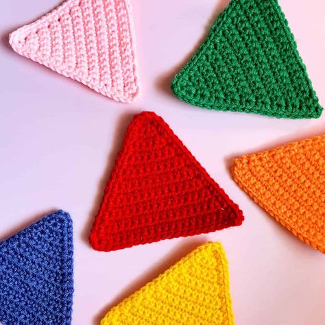 How to Crochet a Triangle - thecaffeinatedsnail.com Crochet Triangle Pillow, Crochet Triangle Bunting, Triangle Pattern Crochet, Triangle Motif Crochet, Crochet Triangle Ears, Crochet Math Patterns, Crochet Triangles Free Pattern, Crochet Basic Shapes, Crochet Triangle Free Pattern